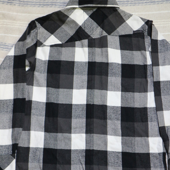 Like New OCEAN CURRENT Boys Gradient Plaid Shirt Sz Medium - Picture 3 of 8